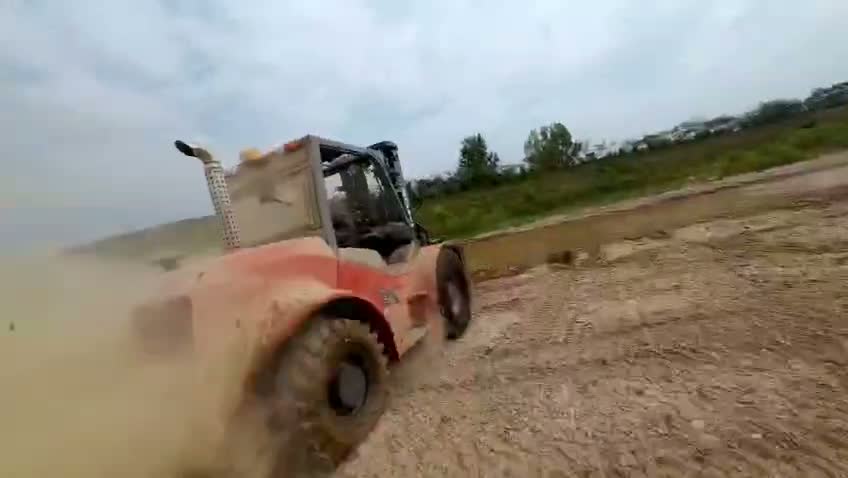 Chariot élévateur sur terrain poussiéreux